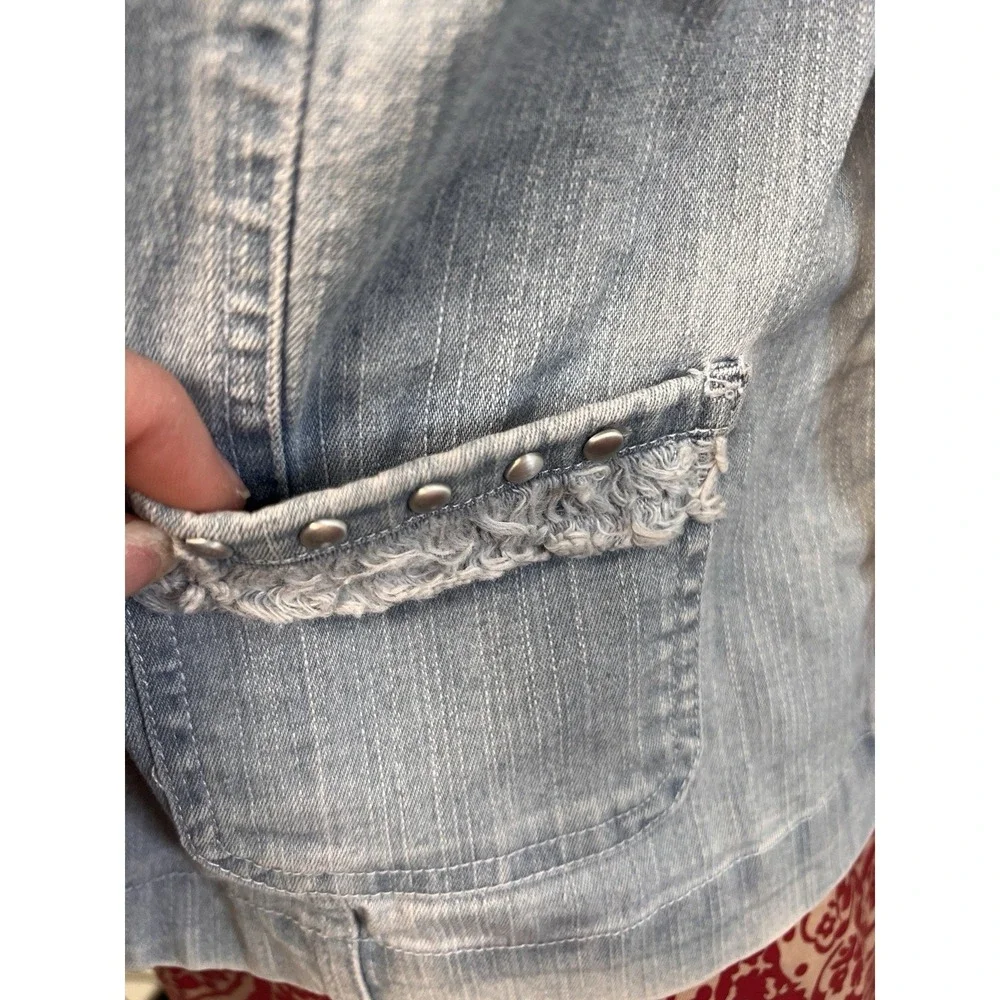 Womens Light Wash Denim Jacket Studded Fray Trim Sz 8 P Short‎ Boho Western